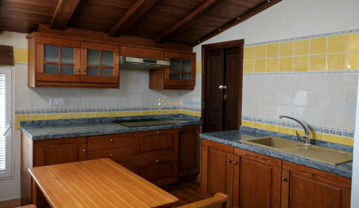 Cocina rústica con detalles cálidos