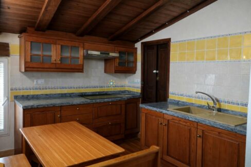 Cocina rústica con detalles cálidos