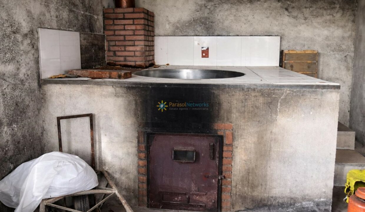 Cocina rústica con estufa de leña