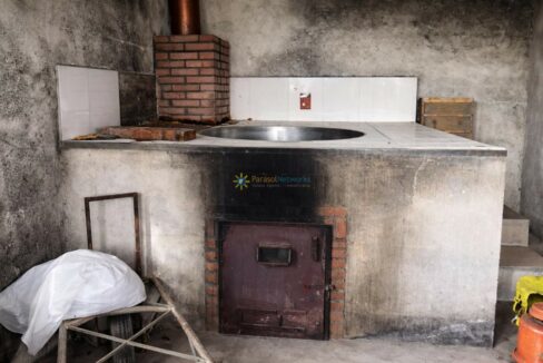 Cocina rústica con estufa de leña