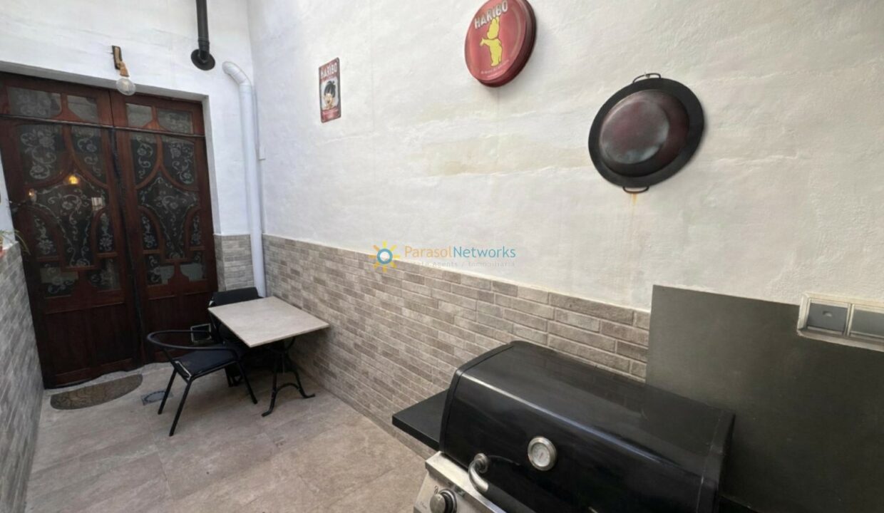 Cocina rústica con grill y detalles vintage