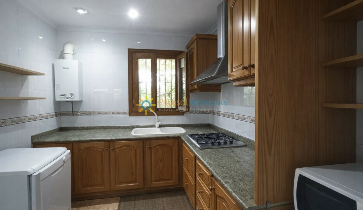 Cocina rústica diseñada con madera y detalles elegantes