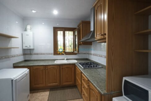 Cocina rústica diseñada con madera y detalles elegantes