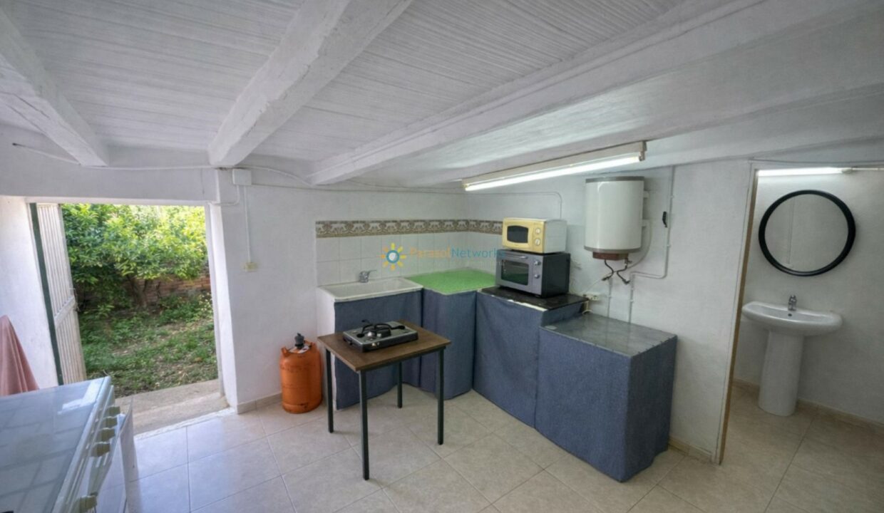 Cocina sencilla con vista al jardín