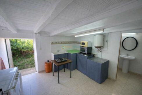 Cocina sencilla con vista al jardín