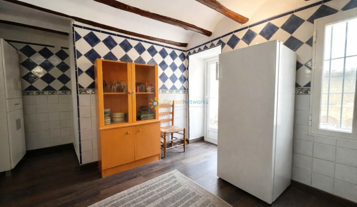 Cocina tradicional con detalles azules