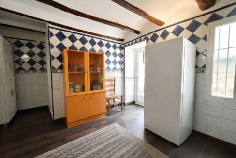 Cocina tradicional con detalles azules