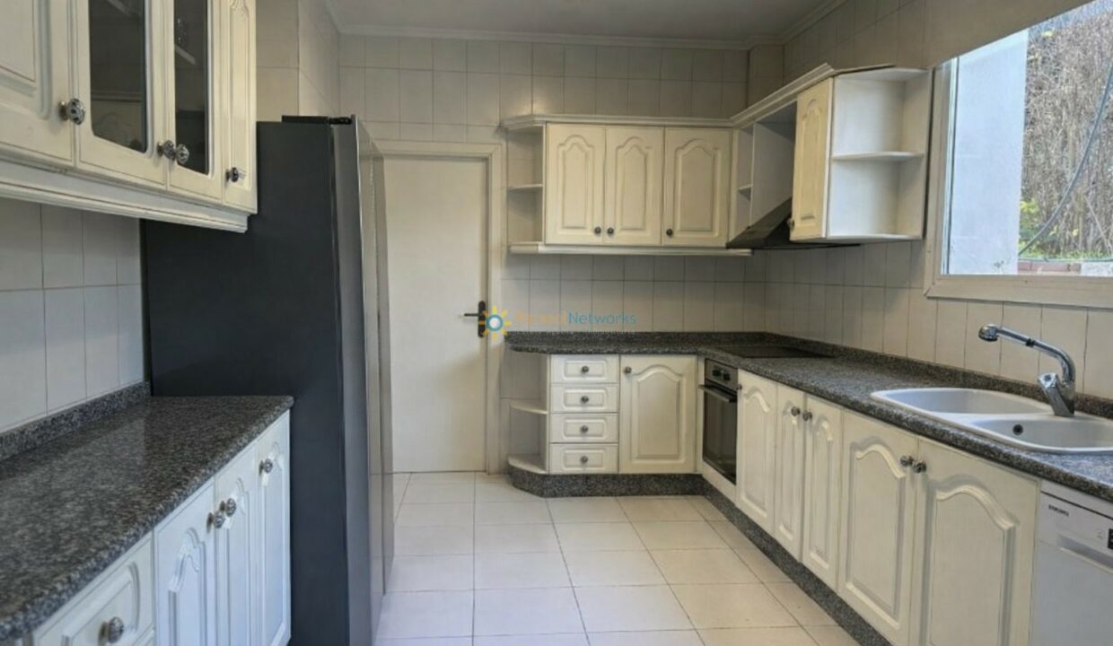 Cocina tradicional y espaciosa en L