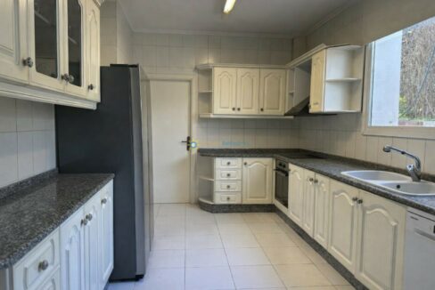 Cocina tradicional y espaciosa en L