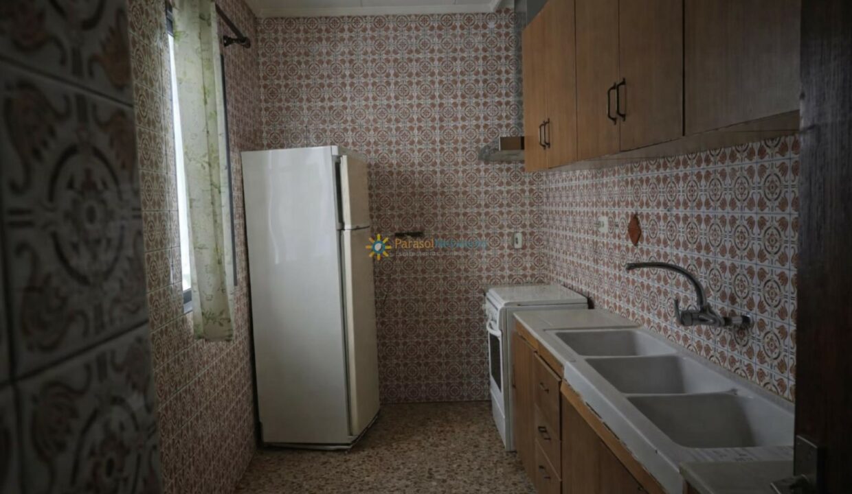 Cocina vintage con azulejos rojos