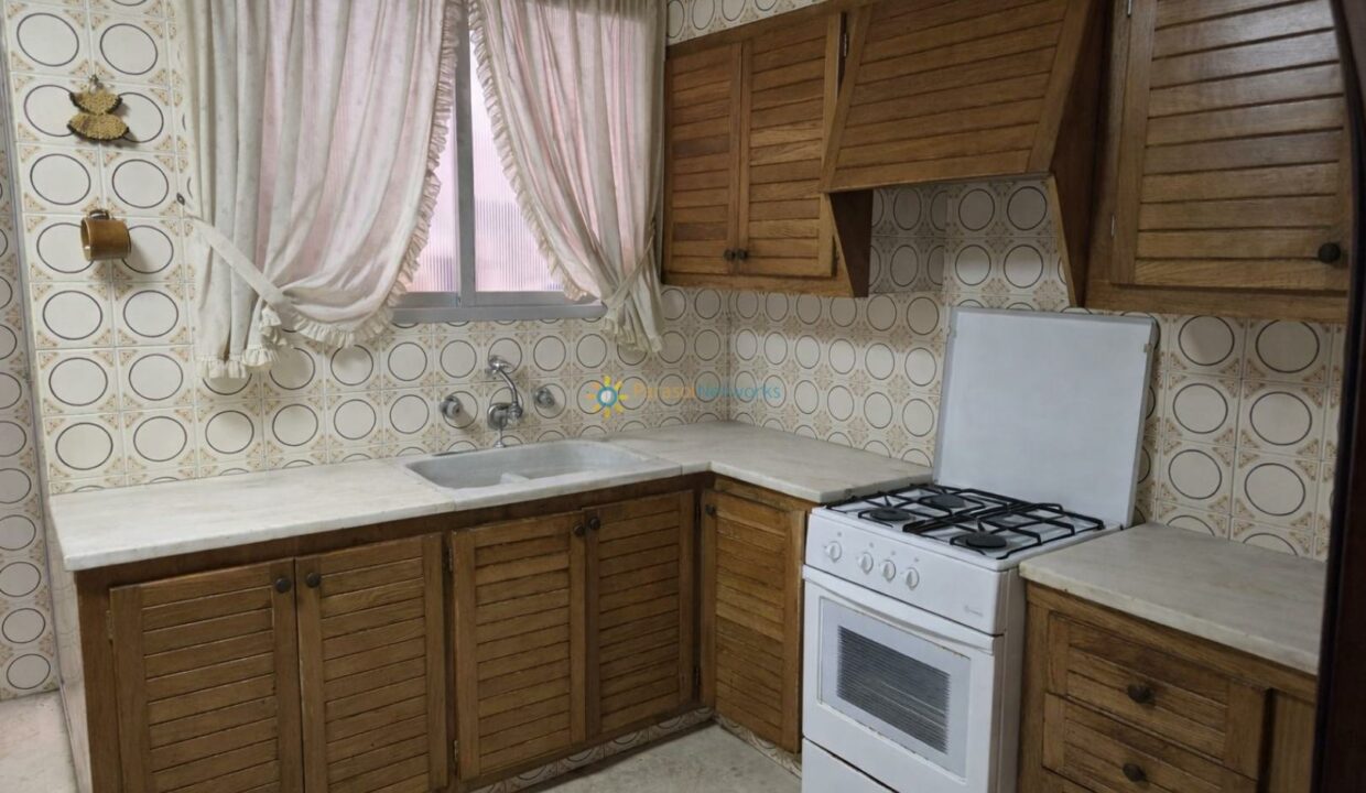 Cocina vintage luminosa y ordenada