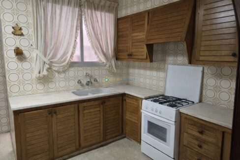 Cocina vintage luminosa y ordenada