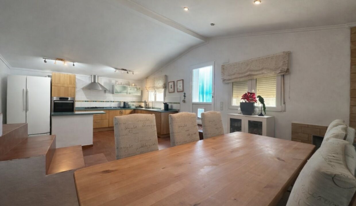 Cocina y comedor luminosos y modernos