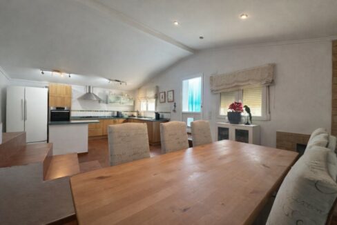 Cocina y comedor luminosos y modernos