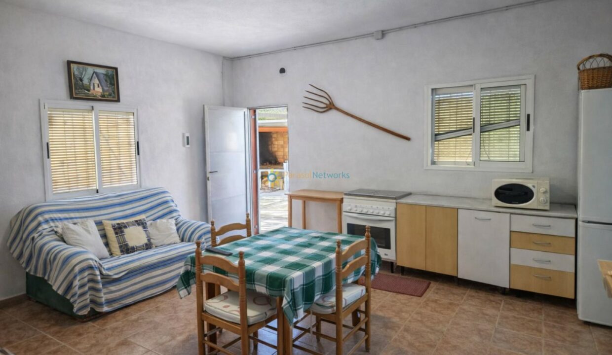 Cocina y salón rústicos iluminados por el día