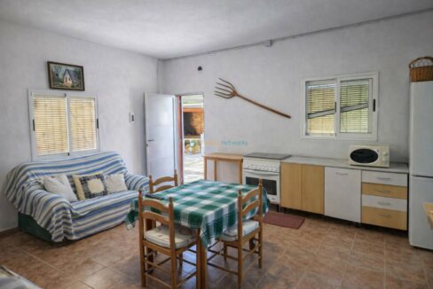 Cocina y salón rústicos iluminados por el día