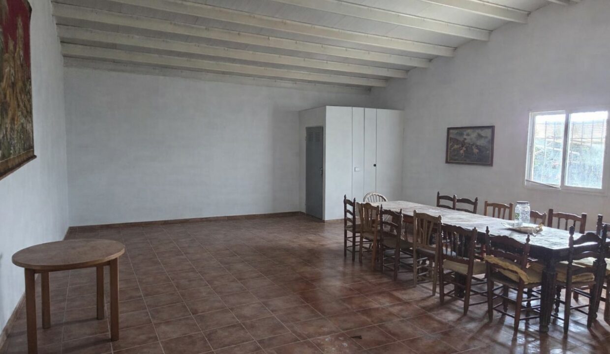 Comedor amplio con estilo rústico