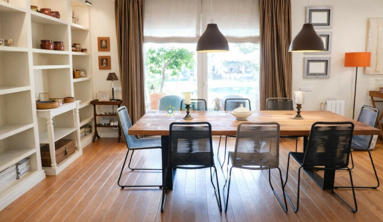 Comedor cálido con detalles modernos