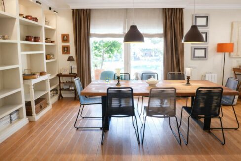 Comedor cálido con detalles modernos