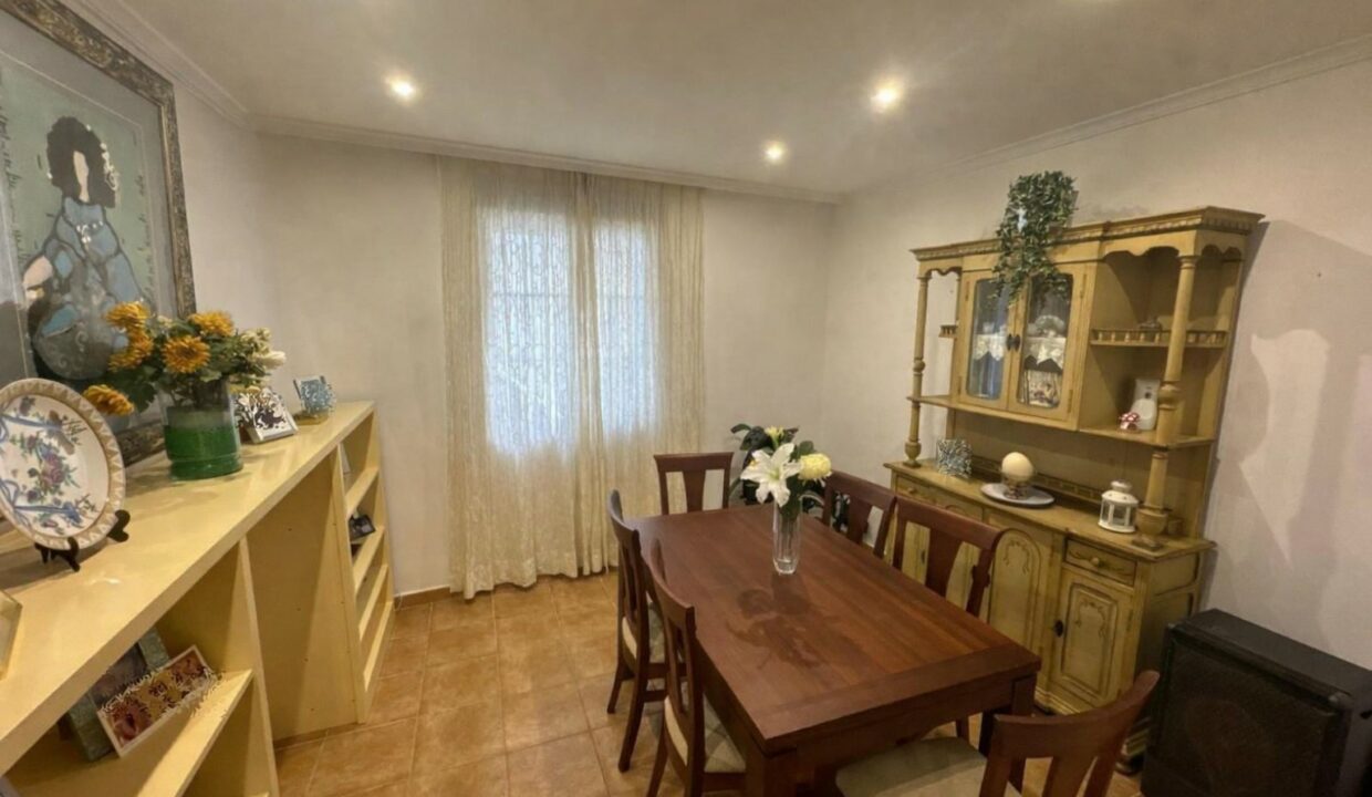 Comedor cálido con detalles vintage