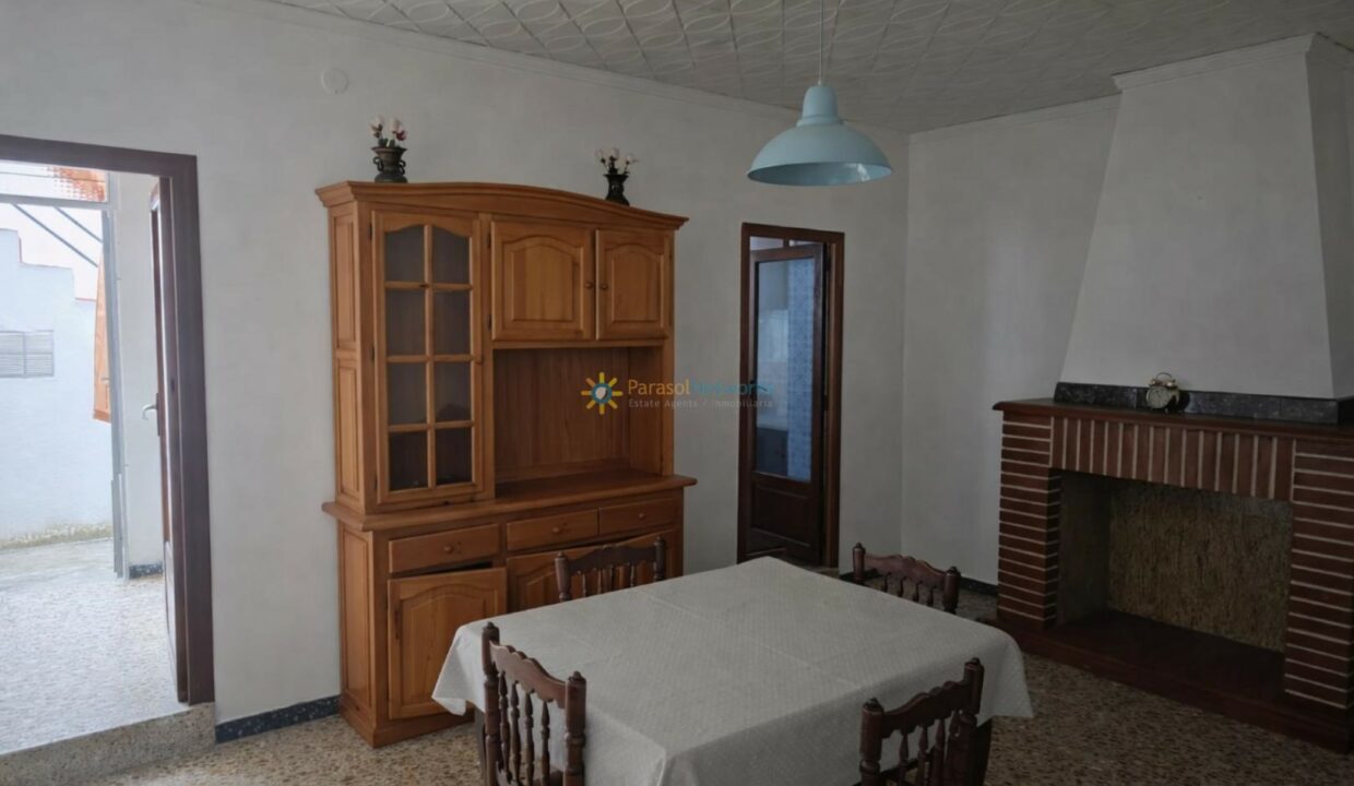 Comedor clásico con chimenea y luz natural