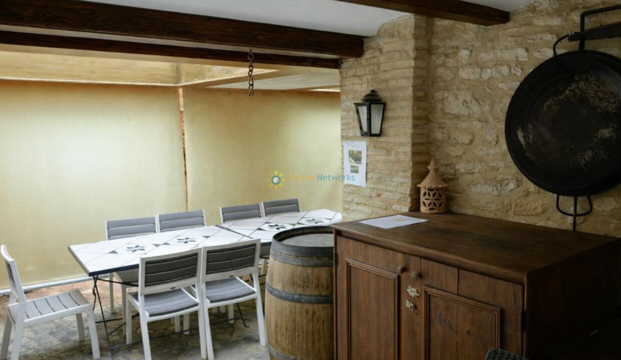 Comedor exterior con ambiente rústico