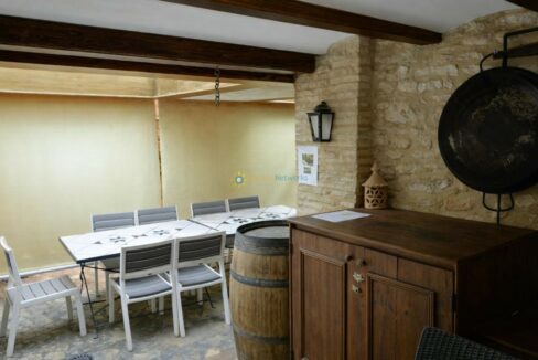 Comedor exterior con ambiente rústico