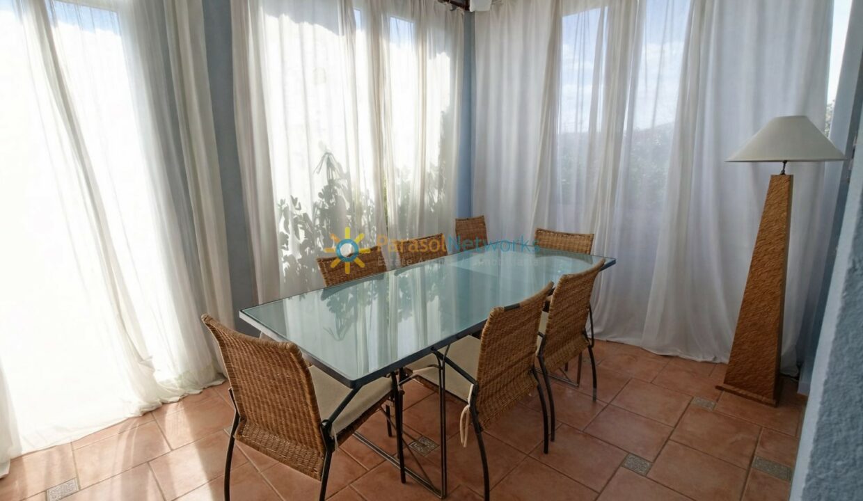 Comedor luminoso con detalles naturales