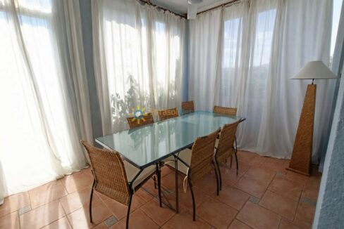 Comedor luminoso con detalles naturales