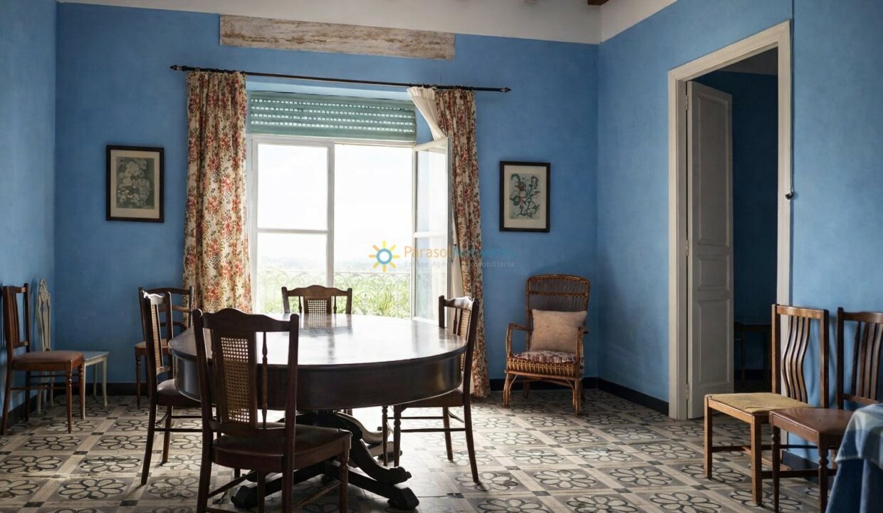 Comedor luminoso con detalles vintage