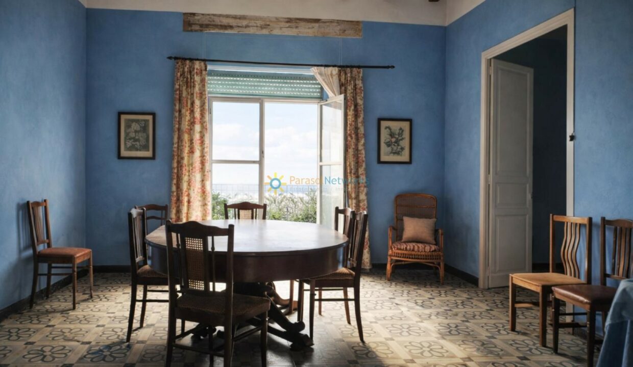 Comedor mediterráneo con luz natural