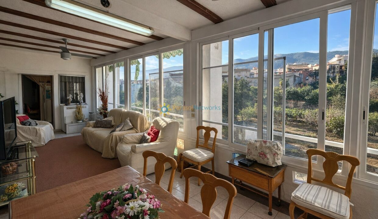 Comedor mediterráneo con vistas montañosas (1)