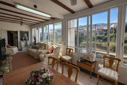 Comedor mediterráneo con vistas montañosas (1)