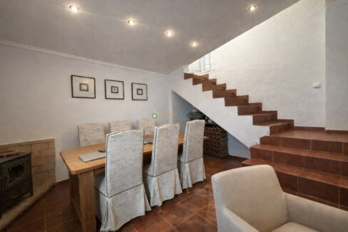 Comedor minimalista con detalles cálidos