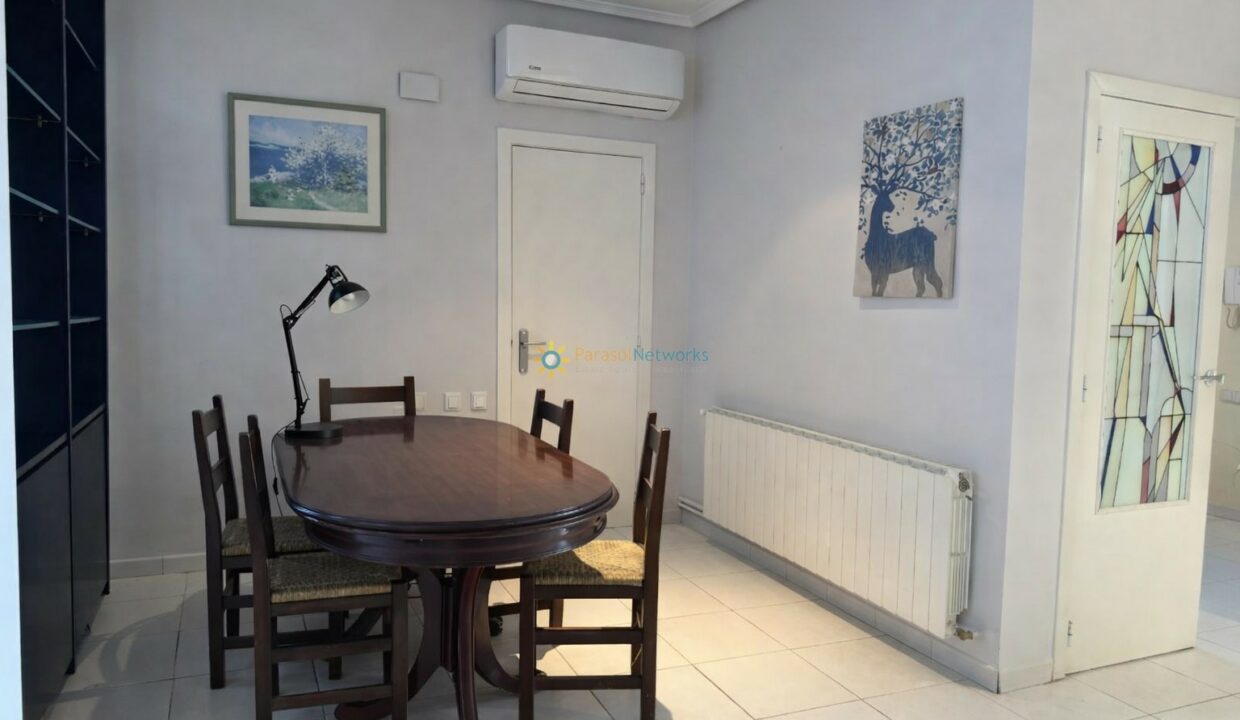 Comedor minimalista con detalles coloridos