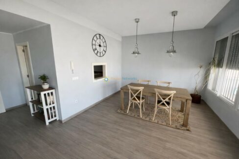 Comedor moderno con detalles naturales