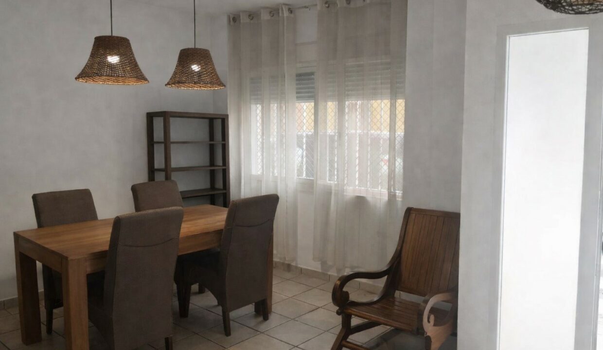 Comedor moderno con detalles naturales