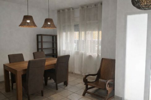 Comedor moderno con detalles naturales