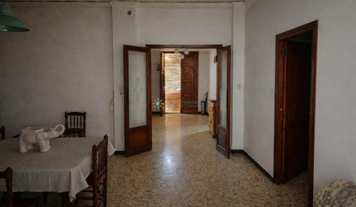 Comedor moderno con elefante cerámico