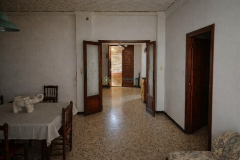 Comedor moderno con elefante cerámico