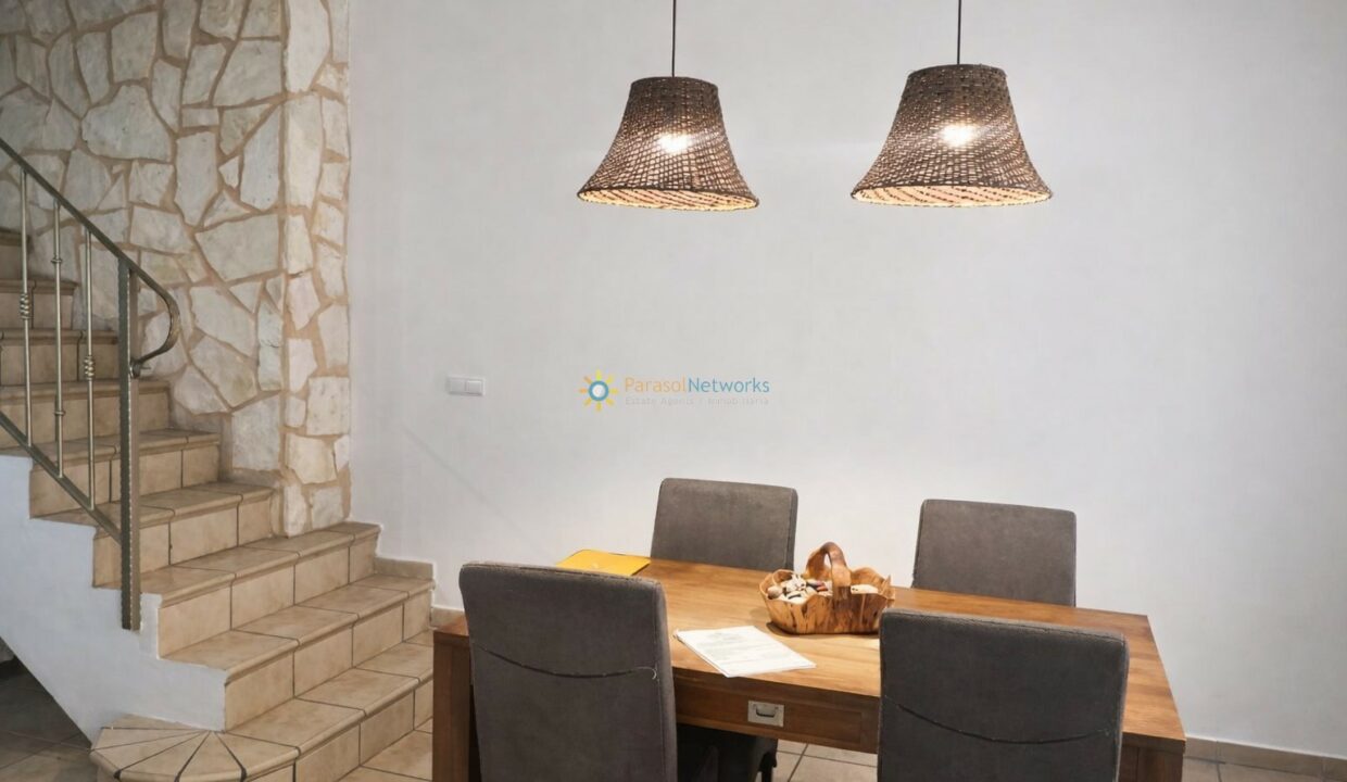 Comedor moderno con escalera de piedra