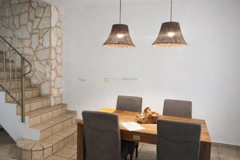 Comedor moderno con escalera de piedra