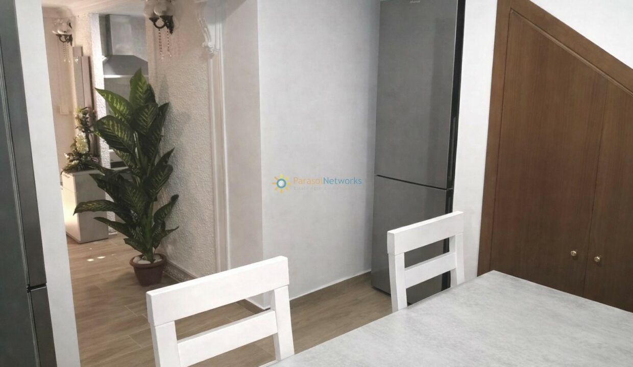 Comedor moderno con vista a la cocina