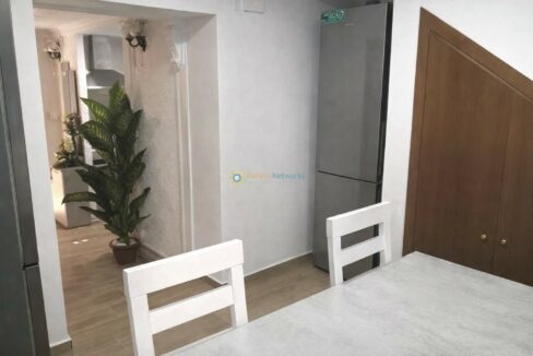 Comedor moderno con vista a la cocina