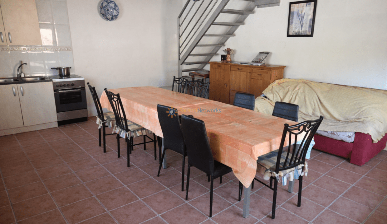 Comedor ordenado con mesa rectangular