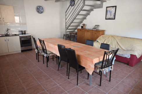 Comedor ordenado con mesa rectangular