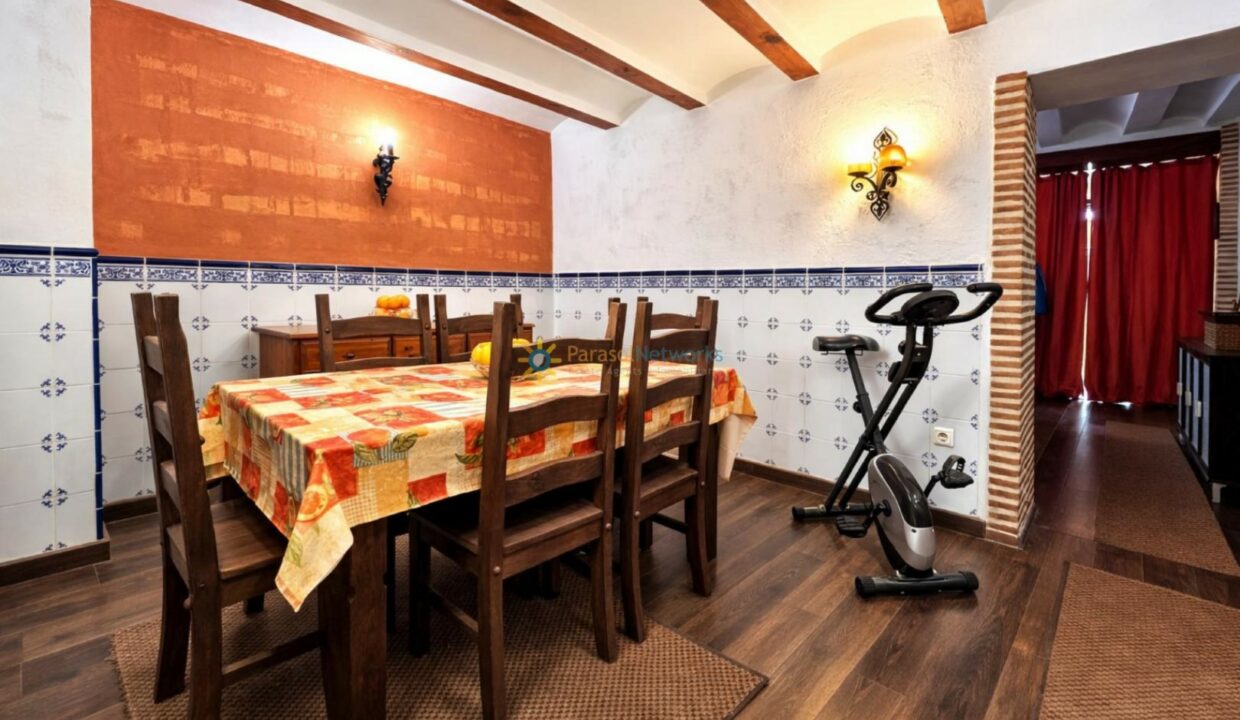 Comedor rústico con acento mediterráneo