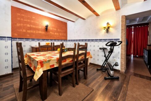 Comedor rústico con acento mediterráneo