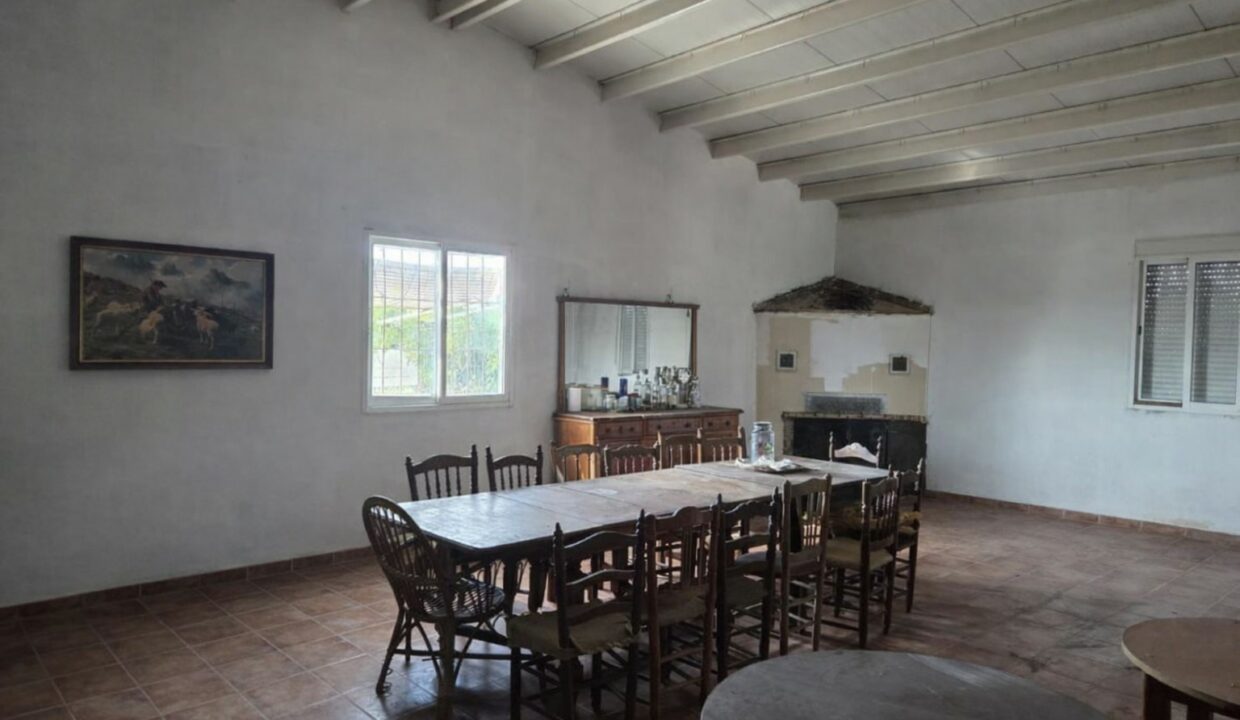 Comedor rústico con arquitectura tradicional