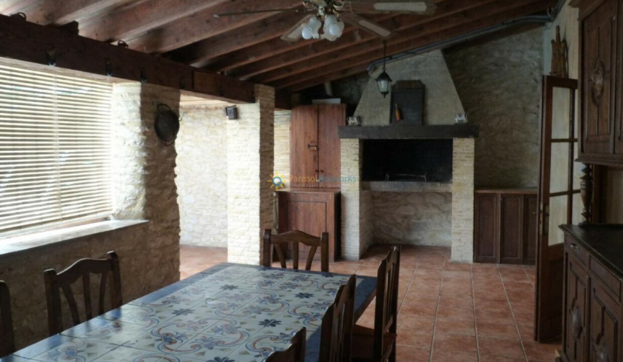 Comedor rústico con chimenea abierta